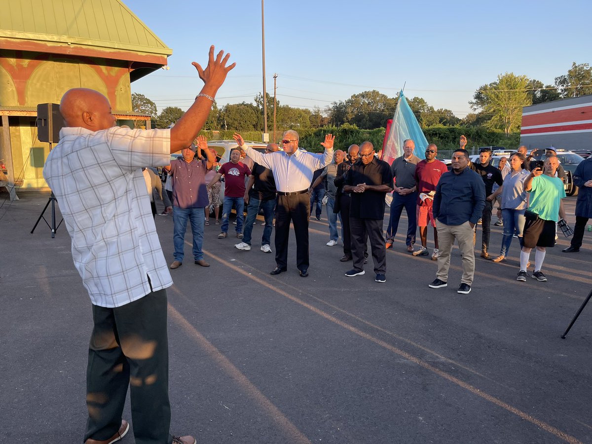 MemphoNewsLady's tweet photo. #HAPPENING NOW: a prayer service with church leaders from across Memphis - in front of the AutoZone store where one of the shooting spree victims was critically injured. 

Some here tended to the man’s wounds. Hear their stories &amp; calls for unity &amp; peace on @WMCActionNews5 at 10. https://t.co/IIxagk2tN0
