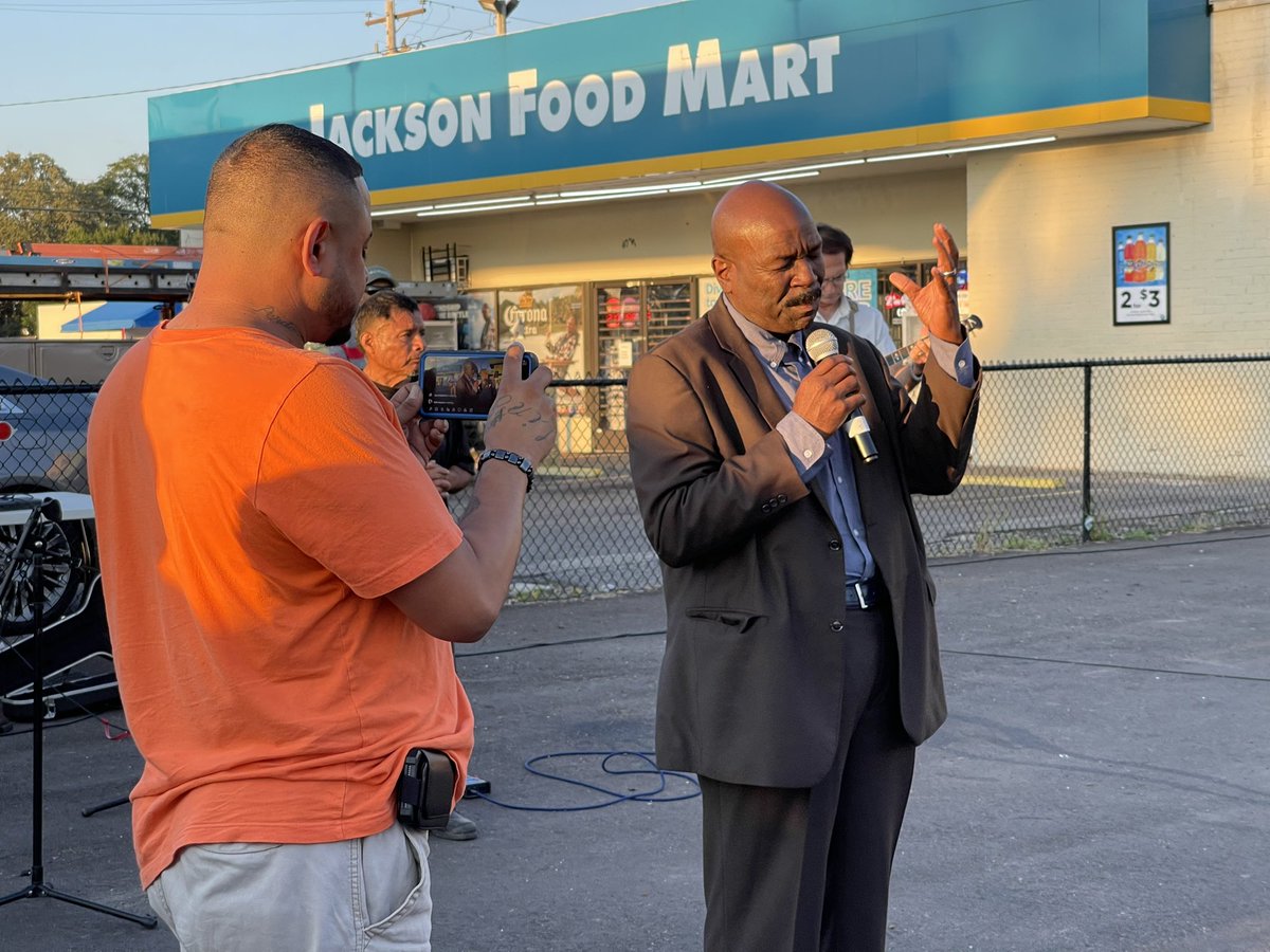 MemphoNewsLady's tweet photo. #HAPPENING NOW: a prayer service with church leaders from across Memphis - in front of the AutoZone store where one of the shooting spree victims was critically injured. 

Some here tended to the man’s wounds. Hear their stories &amp; calls for unity &amp; peace on @WMCActionNews5 at 10. https://t.co/IIxagk2tN0