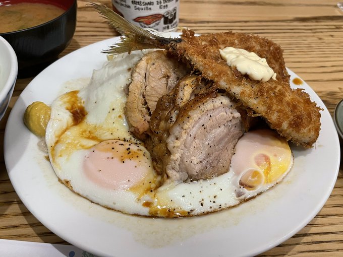 ラヴィットにとんかつ八千代!
チャーシューエッグ目当てで食べに行ったら、アジフライの世界の扉が開いたのよね。サクッフワッッでめっちゃ美味しかった!!
チャーシューエッグも好きなタイプで美味しかった! 