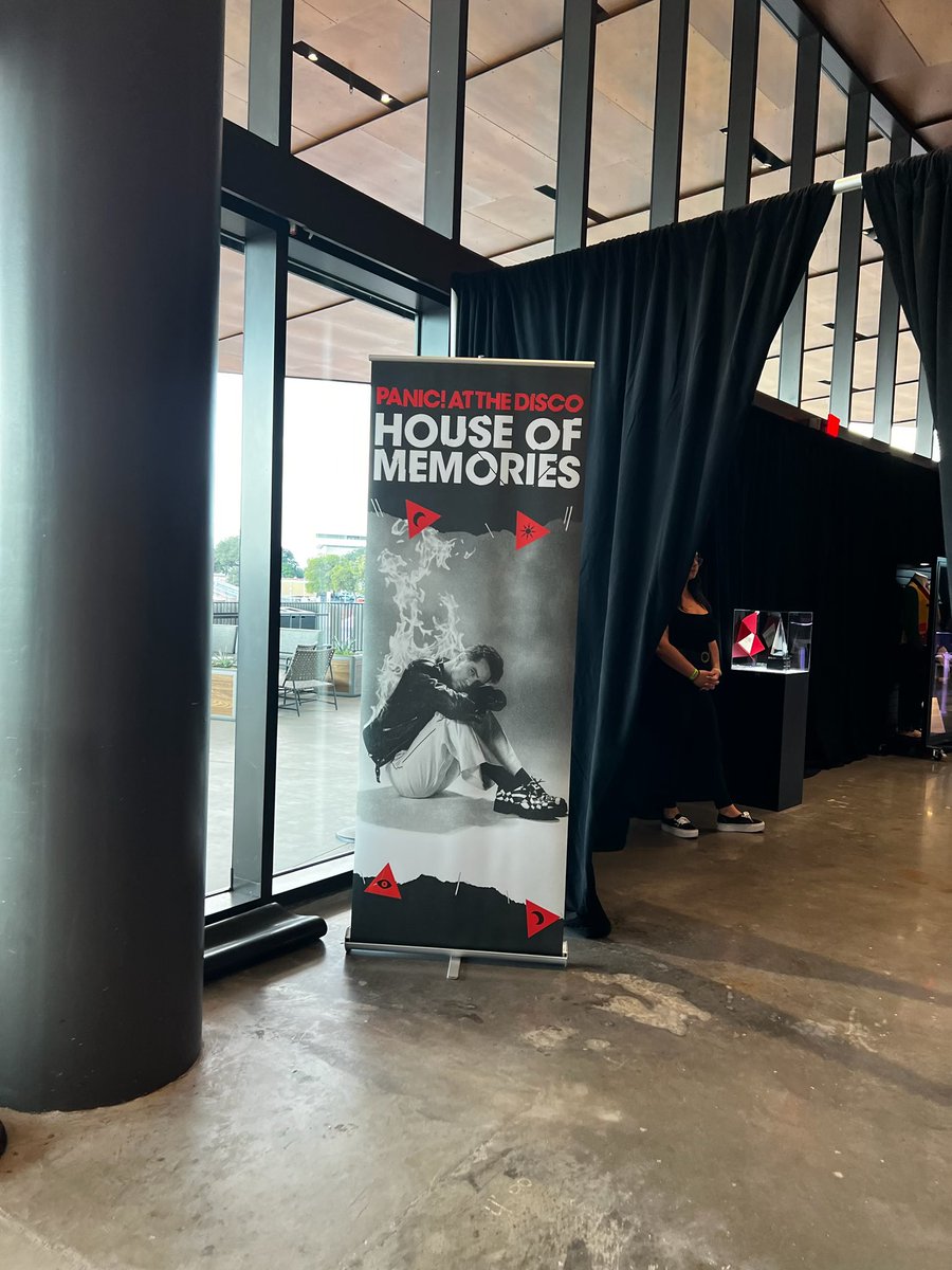 Panic! Updating tweet media