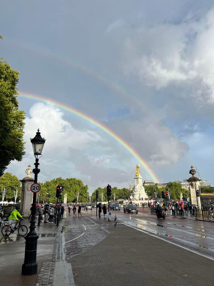 WorkingMammaMK's tweet photo. A beautiful rainbow over Buckingham Palace earlier today, just after the announcement of the passing of Her Majesty Queen Elizabeth II. (Not my picture). ##RIPQueenElizabeth https://t.co/njhA2mYAoT