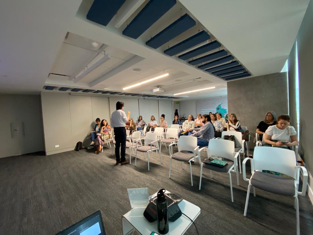 MedComoVamos's tweet photo. Conversamos con algunos operadores de Buen Comienzo y organizaciones de la ciudad que trabajan por la primera infancia. 

Este 27 de septiembre a las 11 am, en el Parque Biblioteca de Belén, estaremos presentando los resultados nuestro reciente informe sobre primera infancia. https://t.co/7nuAGlj5PX
