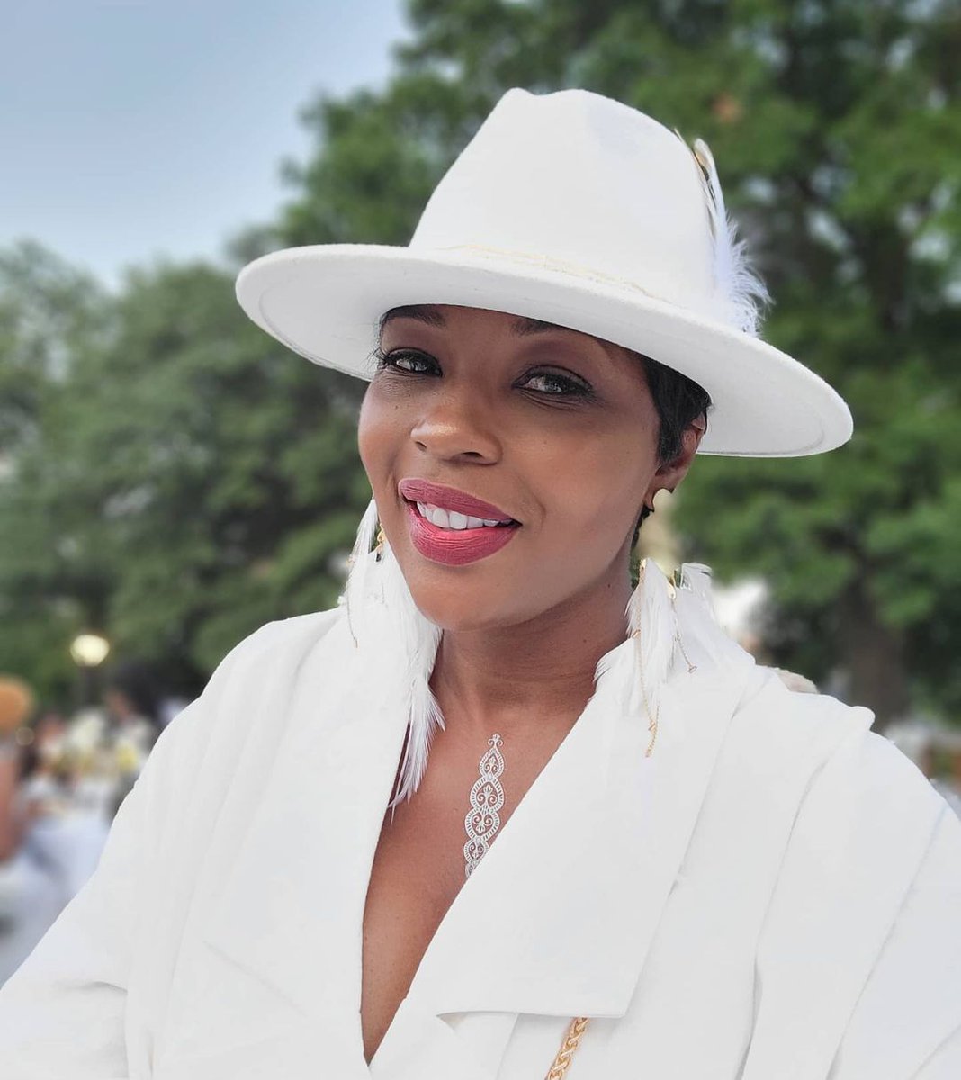 dinerenblancrva's tweet photo. Smiles are always in fashion ✨😁😃📸 @mrstashafaye

#dinerenblancRVA #rvafashion #smilesarecontagious #debready #DEBRVACHIC https://t.co/1uynZ1BbrC