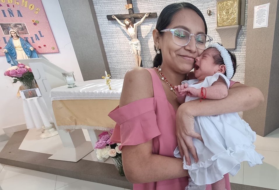 SolcaGuayaquil's tweet photo. Michelle es un testimonio de fe y vida. A los 12 años fue diagnosticada con tumor de ovario. Luchó contra el cáncer y lo venció. Sus posibilidades de concebir fueron mínimas. Tiene 25 años y una hermosa bebé que hoy bautizamos en nuestra capilla junto a su familia y padrinos.💪🏻💙 https://t.co/4tCI1qXtQ2