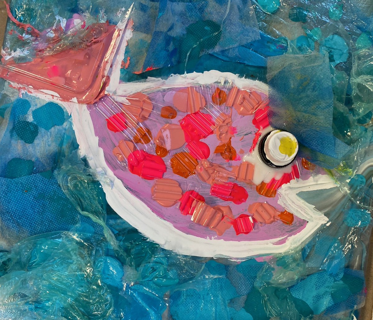 LottaFish's tweet image. Less Plastic More Fish | Artworks made with plastic debris by #nhvn elementary students are on display at @NHFPL Fair Haven. Exhibit reception 9/15 3-7PM. #UrbanWaters Initiative funded by #CTDEEP  #LessPlasticMoreFish #MenosPlásticoMásPescado #PlasticPollution #singleuseplastic