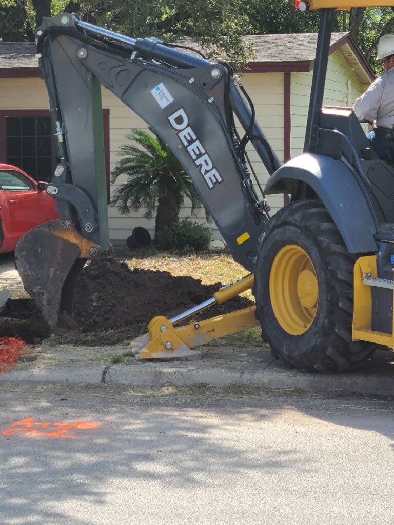 A contractor hit a gas line located on the street on the corner of 6th and Presnal. If you are not picking up your children from school, please avoid the area. AISD, APD and AFD are onsite now with CenterPoint Energy who are working to repair the leak. APD is directing traffic.