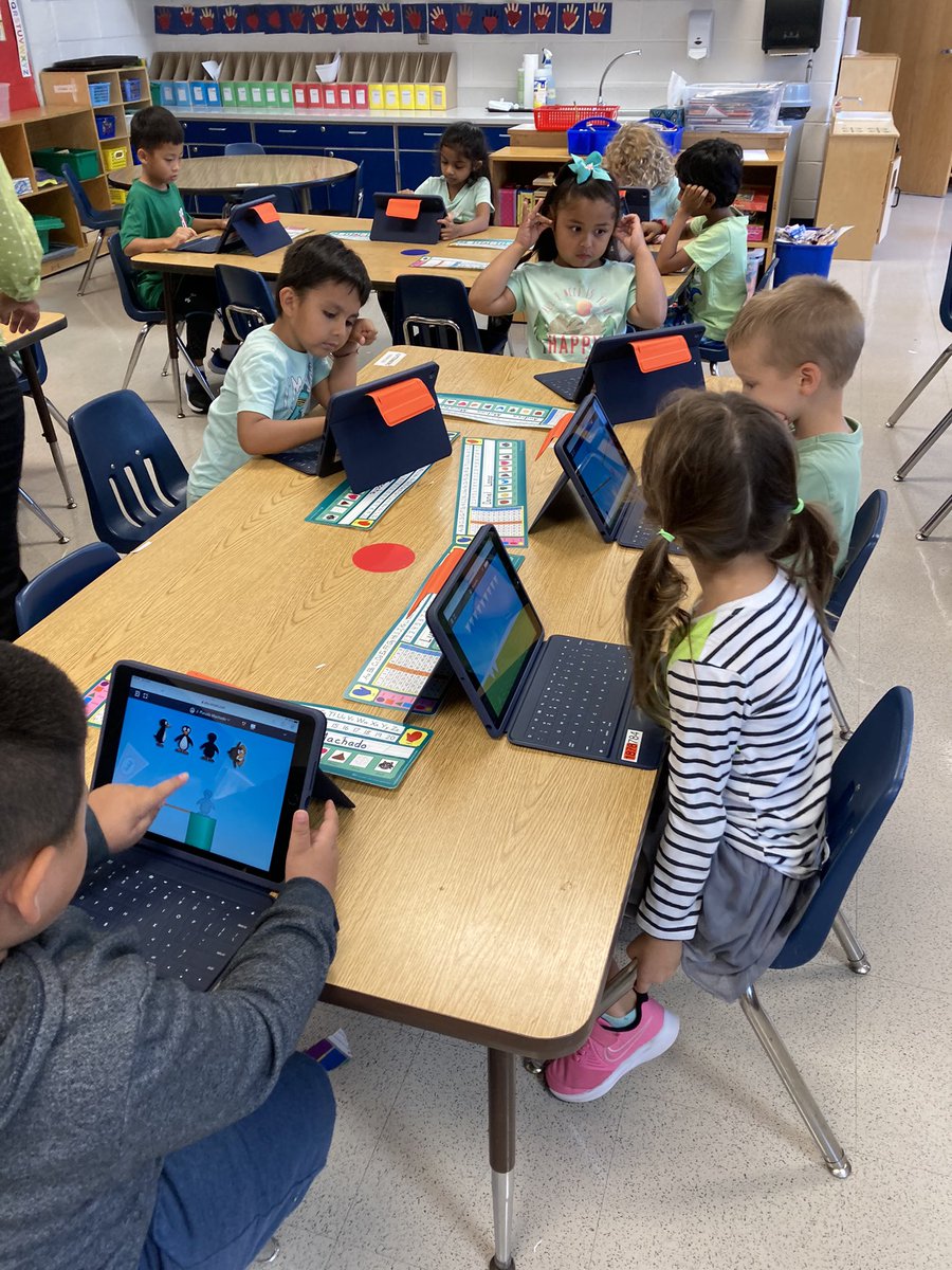 MsRuttenbergFH's tweet photo. Our first time using the new kindergarten iPads.  They were so excited and focused. https://t.co/YcbNYGWpxb