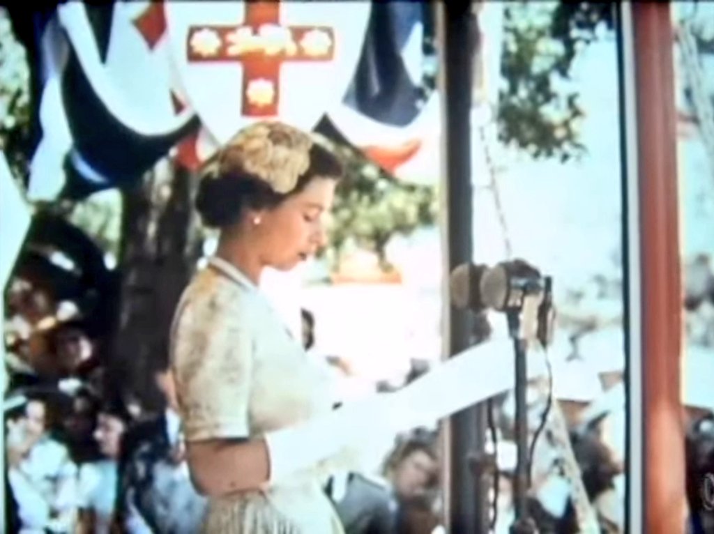 The Queen's visit to Wagga Wagga, 1954 - for a "short, thrilling period" of 145 minutes. "Tingling with excited anticipation... thousands waited so patiently along the route, to cheer and shout LONG LIVE THE QUEEN." ❤
youtu.be/H0M8B4772dY