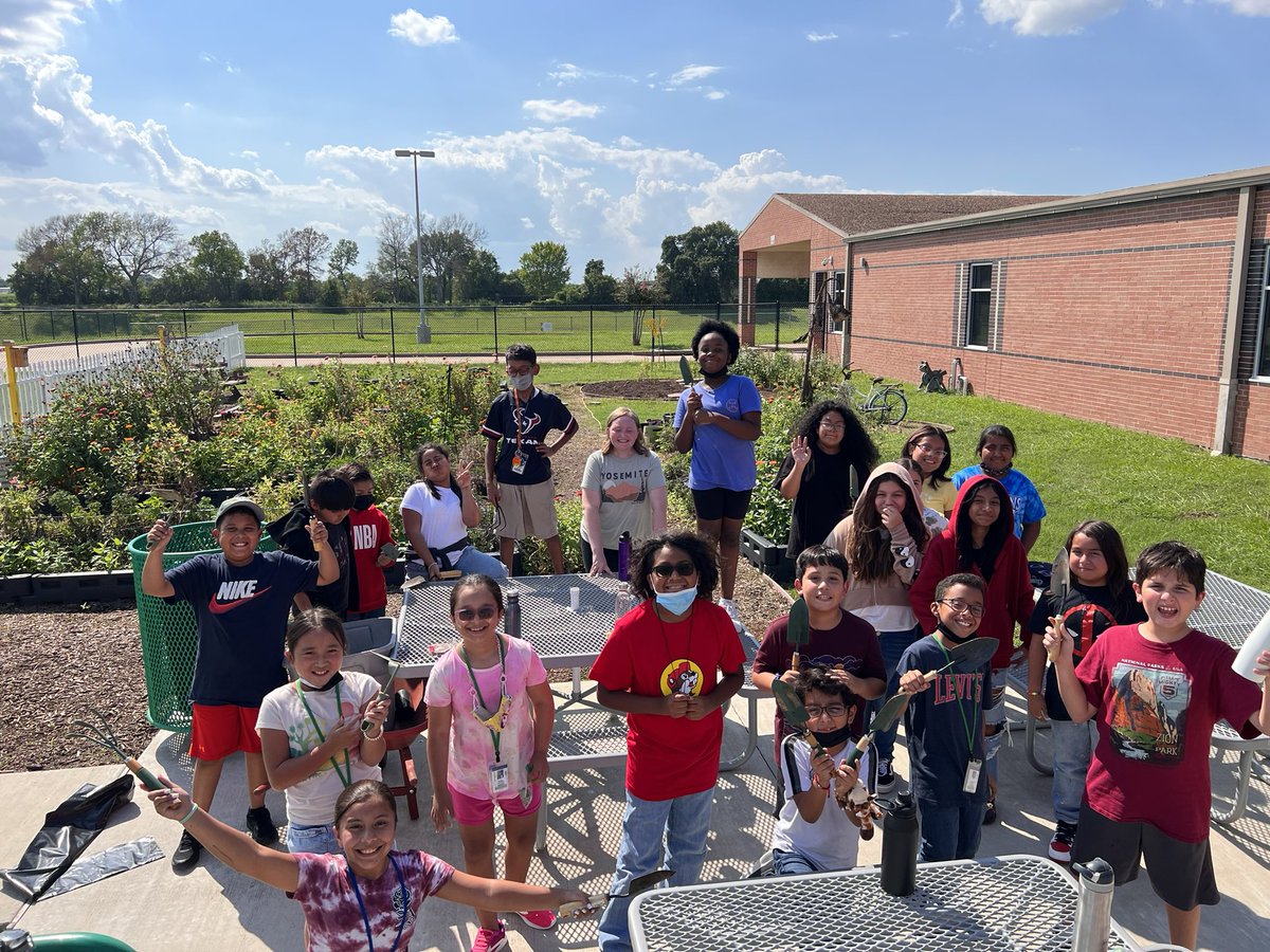 coach_kidd's tweet photo. Student Council Service Day. Leadership through service. #leadersoftomorrow #workinghardtoday https://t.co/ouYpTrDvkV