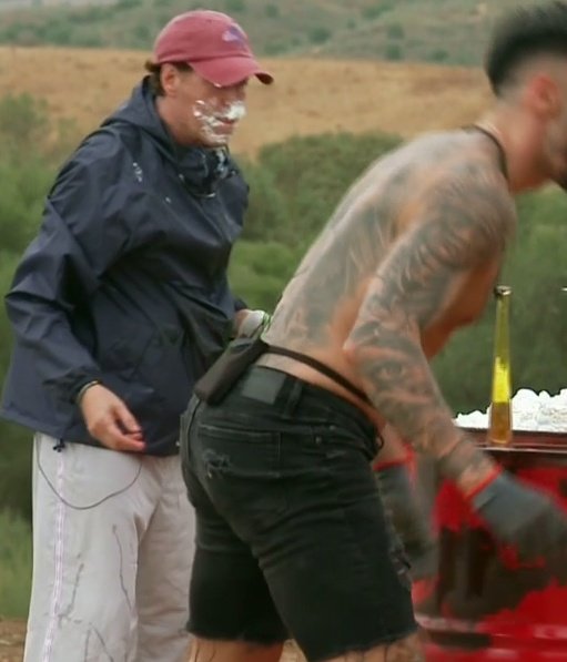 samubrss's tweet image. Pipi ha dicho la verdad diciendo que es torpe xd dos minutos después casi deja a todos sin tarta #PesadillaEstreno