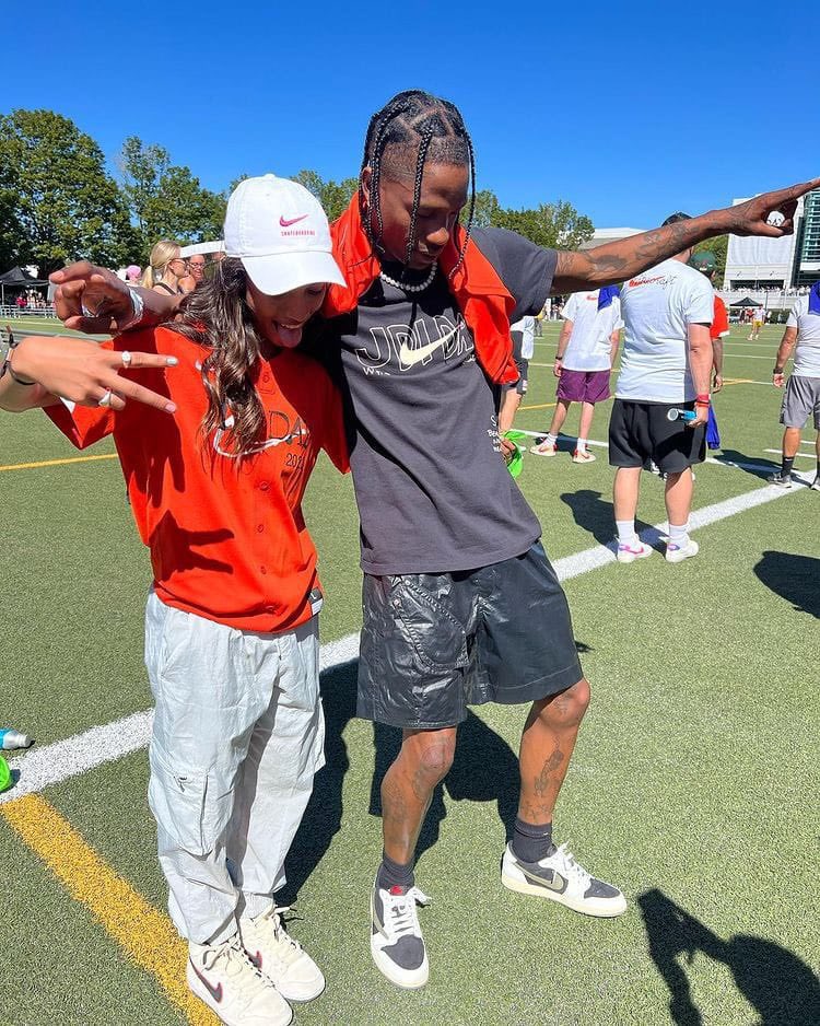 vishmidia's tweet photo. Que foto! Rayssa Leal &amp; Travis Scott 📸🇧🇷 https://t.co/aRTxMK0ihQ