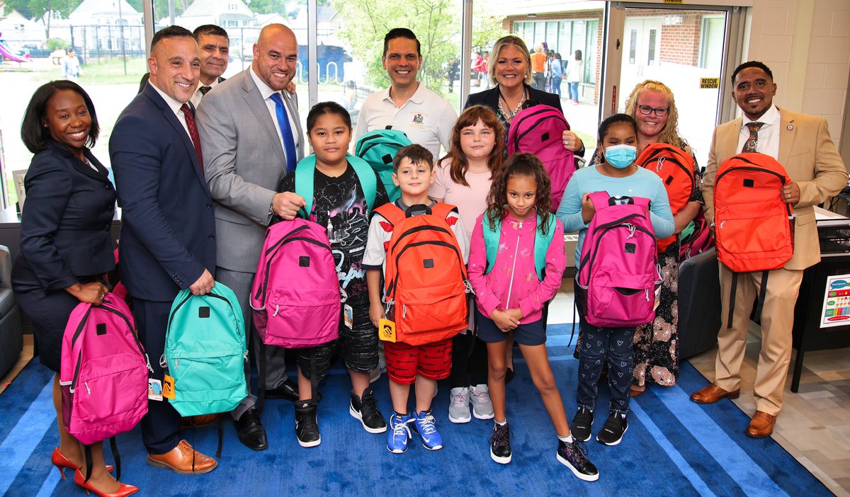 AsmSantabarbara's tweet photo. Some photos from our stop at MLK School @SchenectadyHr for this year’s #BackPackGiveBack with @HillandMarkes &amp; @NYSIDSpeaks partnership that’s delivered more than 1100 backpacks with school supplies delivered to our local schools — thanks to all 🎒🎒🎒 https://t.co/kix4IgxR3s