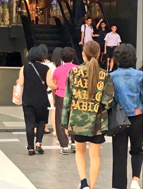 yk2aii's tweet photo. Jennie and her mom could choose other countries to have vacation but no they go to 🇹🇭 and spent time with lisa and her mom 🫶 https://t.co/sAVxM3szUN