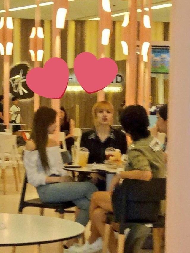 yk2aii's tweet photo. Jennie and her mom could choose other countries to have vacation but no they go to 🇹🇭 and spent time with lisa and her mom 🫶 https://t.co/sAVxM3szUN