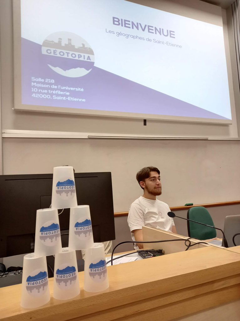 Ce soir s’est tenue notre réunion de #Rentree2022 nous avons présenté l’association et parlé géographie ! On vous attend pour les parrainages le mercredi 14 septembre 😉