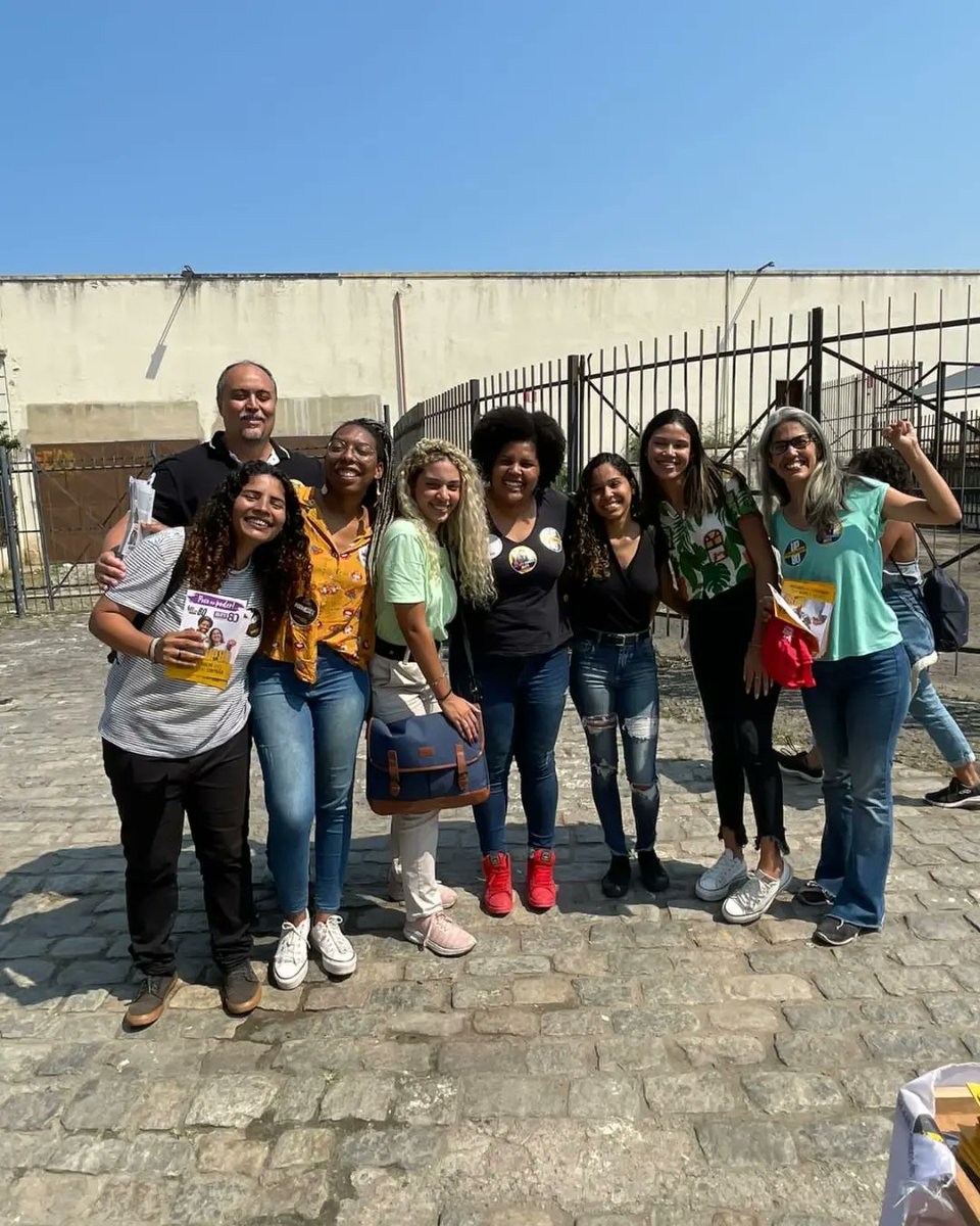 Hoje foi um dia cheio de atividades e agitação do programa da UP em Niterói/RJ

Iniciamos com uma panfletagem com os candidatos da UP. Ao final da tarde, participamos do debate na UFF c o tema "200 anos da (in)dependência para quem?"

#UP80 #eleicoes2022 #LeoeSamara2022