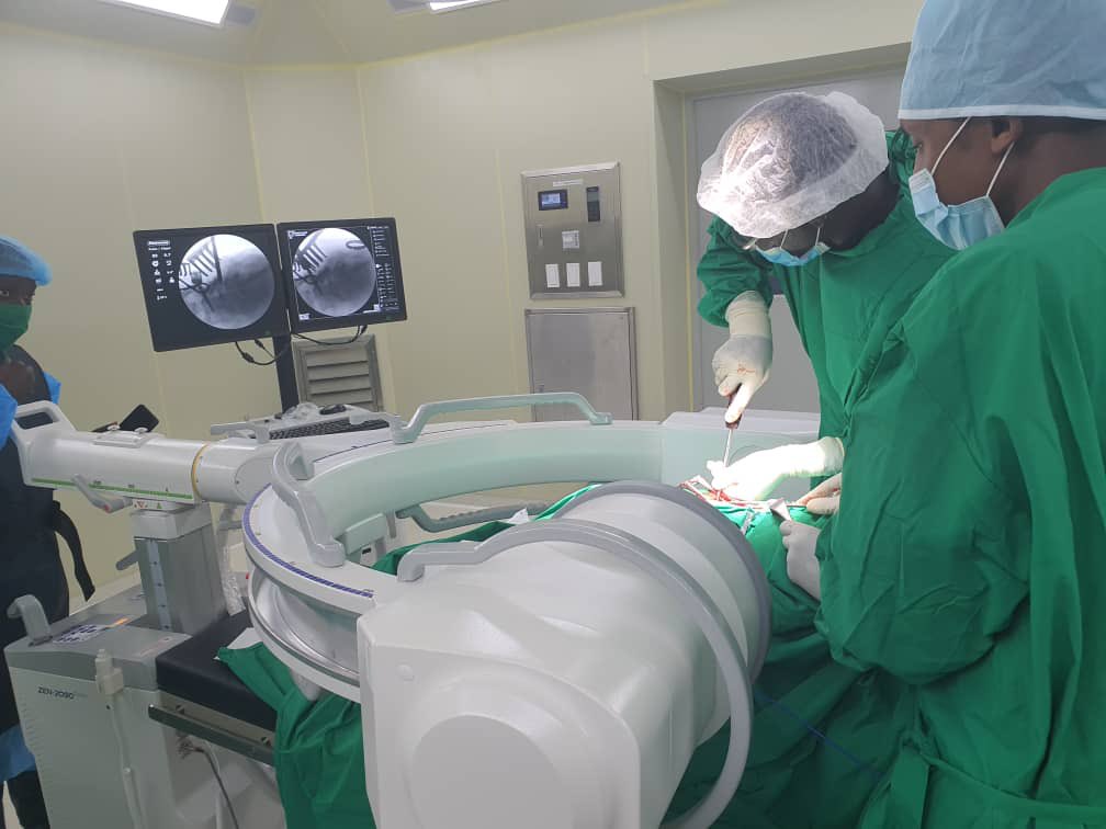 DrManaouda's tweet photo. Montée en puissance de l’Hôpital Général de Garoua. Début des interventions de chirurgies complexes du rachis guidées par fluoroscopie et du laboratoire de pathologie avec activités d’immunohistochimie et oncologie moléculaire. Bravo à ces jeunes équipes camerounaises montantes. https://t.co/34WruiwikN