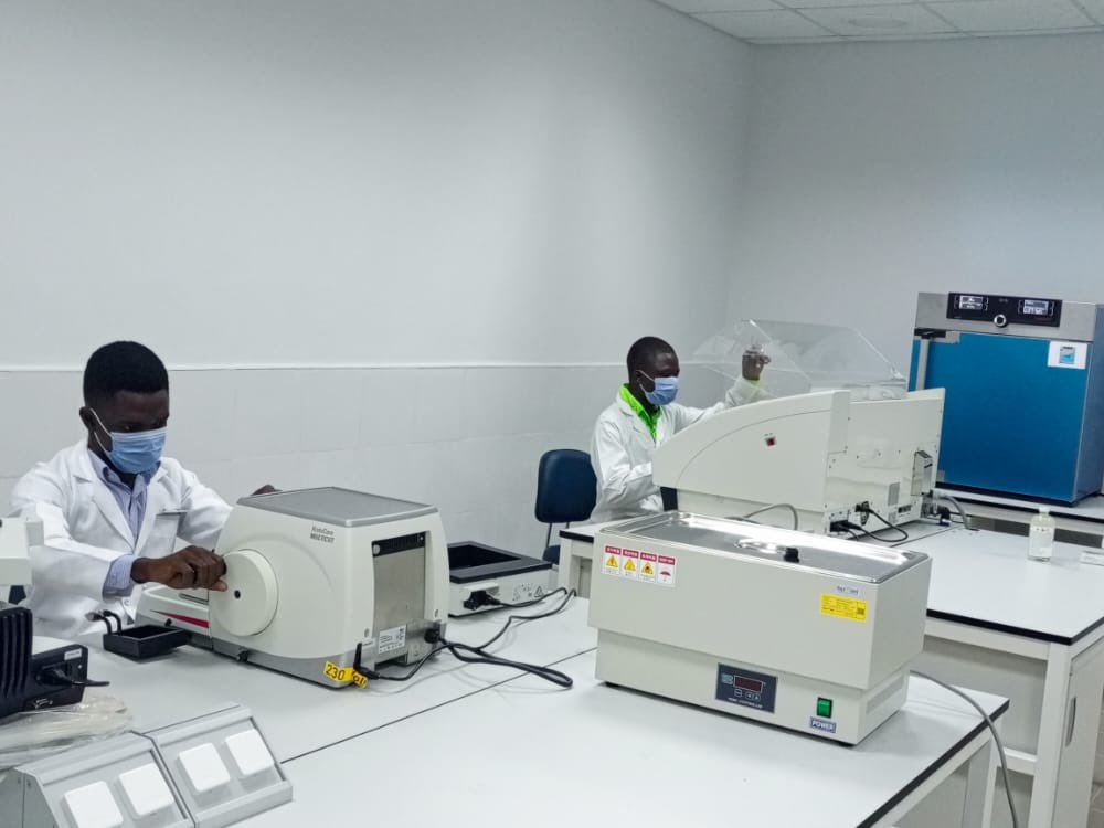 DrManaouda's tweet photo. Montée en puissance de l’Hôpital Général de Garoua. Début des interventions de chirurgies complexes du rachis guidées par fluoroscopie et du laboratoire de pathologie avec activités d’immunohistochimie et oncologie moléculaire. Bravo à ces jeunes équipes camerounaises montantes. https://t.co/34WruiwikN