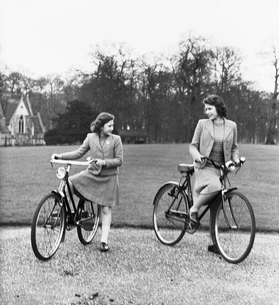 Queen Elizabeth II (1926- 2022)
🌹 🚲 
The true joy of cycling. 🇬🇧 

#QueenElizabeth #londoncycling #cyclist