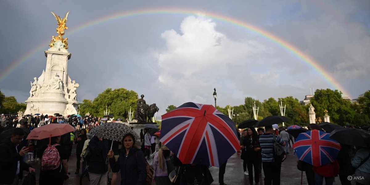 mariocalabresi's tweet photo. Non ho mai amato le monarchie, poi ho cambiato idea alla cerimonia inaugurale delle Olimpiadi di #Londra. #ElisabettaII nei suoi 70anni di regno ha dimostrato come fosse capace di interpretare al meglio il senso di unità nazionale.
📬 Oggi su #altrestorie https://t.co/6zcce55A36 https://t.co/Z3CxlMhbPX