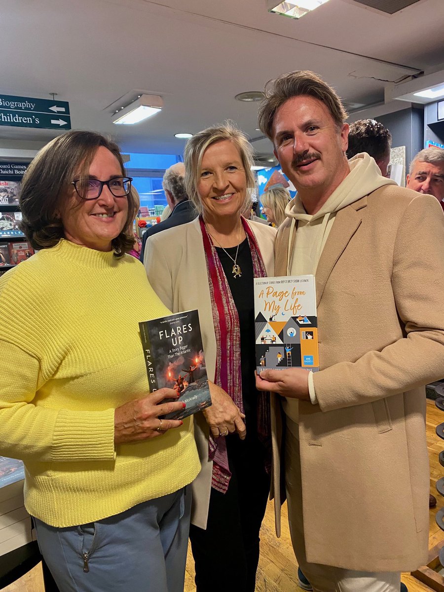 And we had an ⁦@RadioRayRTE⁩ reunion while celebrating the launch of ⁦@niamhmcanally⁩ #FlaresUp. The three of us had stories in #APageFromMyLife in 2020 ⁦@niamhmcanally⁩ ⁦@deuxiemepeau⁩ et moi! (there in yellow looking really inconspicuous!)