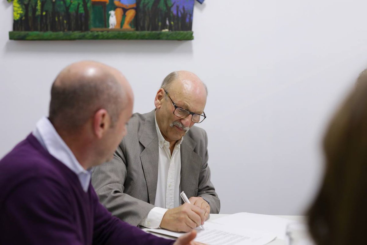 La Educación Técnica ocupa un lugar estratégico en Tucumán; por eso, nos reunimos con el director de la <a href="/eeaocoficial/">EEAOC</a>, Daniel Ploper, para firmar un convenio de prácticas profesionalizantes para alumnos de la Escuela Agrotécnica de Famaillá; acompañando el desarrollo productivo.