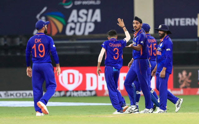 anant_AJ11's tweet photo. The one who keeps saying in the gully cricket that I didn't get to bat otherwise I would hit the ball out of the park, kindly keeps their mouth shut if they can't praise Team India for its today's performance!
@imVkohli @klrahul @BhuviOfficial @BCCI
#KingKohliHits71st #ProudBlue https://t.co/29IjYLk6W9