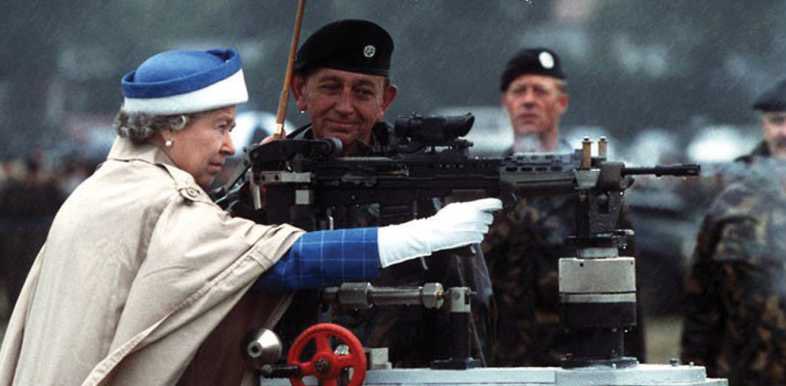 21.yüzyılda ne Kraliçe sevgisiymiş bu! Sömürgeci Elizabeth’e ağıt! Kraliçenizin canı cehenneme!