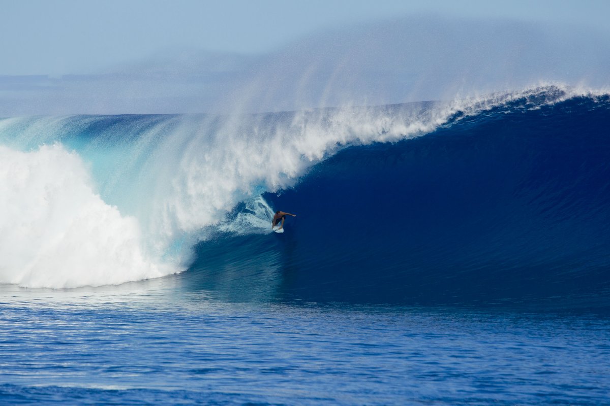 boatingoau's tweet photo. Cloudbreak Fiji is one of the most spectacular waves in the world and can be 10-20ft as the photo of Ryan Hipwood shows on a massive perfect glassy day - or a fun playfull 2-3ft suitable for all surfing  levels. #fijisurfing #cloudbreak https://t.co/sKg7RoVKLT