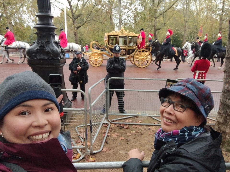 murrielle's tweet photo. This is the closest I ever got to Queen Elizabeth II. We happened to be at the right place at the right time when we visited London. She was the only Queen we’ve known all our lives. What an inspirational lady. RIP, Your Majesty. https://t.co/Clhnx6Gp1s