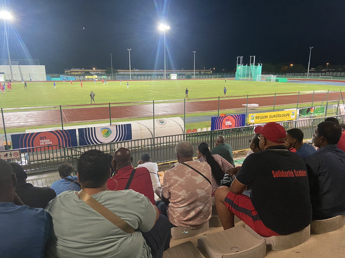 #CoupeRégionGuadeloupe

Merci à <a href="/Prefet971/">Préfet de Guadeloupe</a> et à <a href="/baiemahault/">Ville de Baie-Mahault</a> pour la mise en place du dispositif de sécurité aux abords du stade à l'occasion de la finale de la Coupe <a href="/CRGuadeloupe/">Région Guadeloupe</a>. Avec la présence de <a href="/Gendarmerie_971/">Gendarmerie de Guadeloupe</a> et de la police municipale 💪🏾👏🏾. Zéro violence 🙅🏾‍♂️