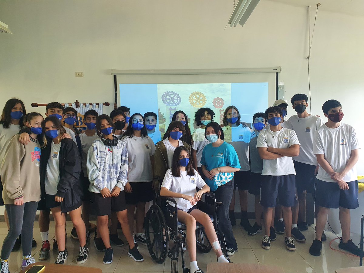 Valeria Brizuela, la RDI del distrito haciendo la presentación del plan de trabajo y de Interact Feeds en el club Interact de Grecia, Costa Rica.