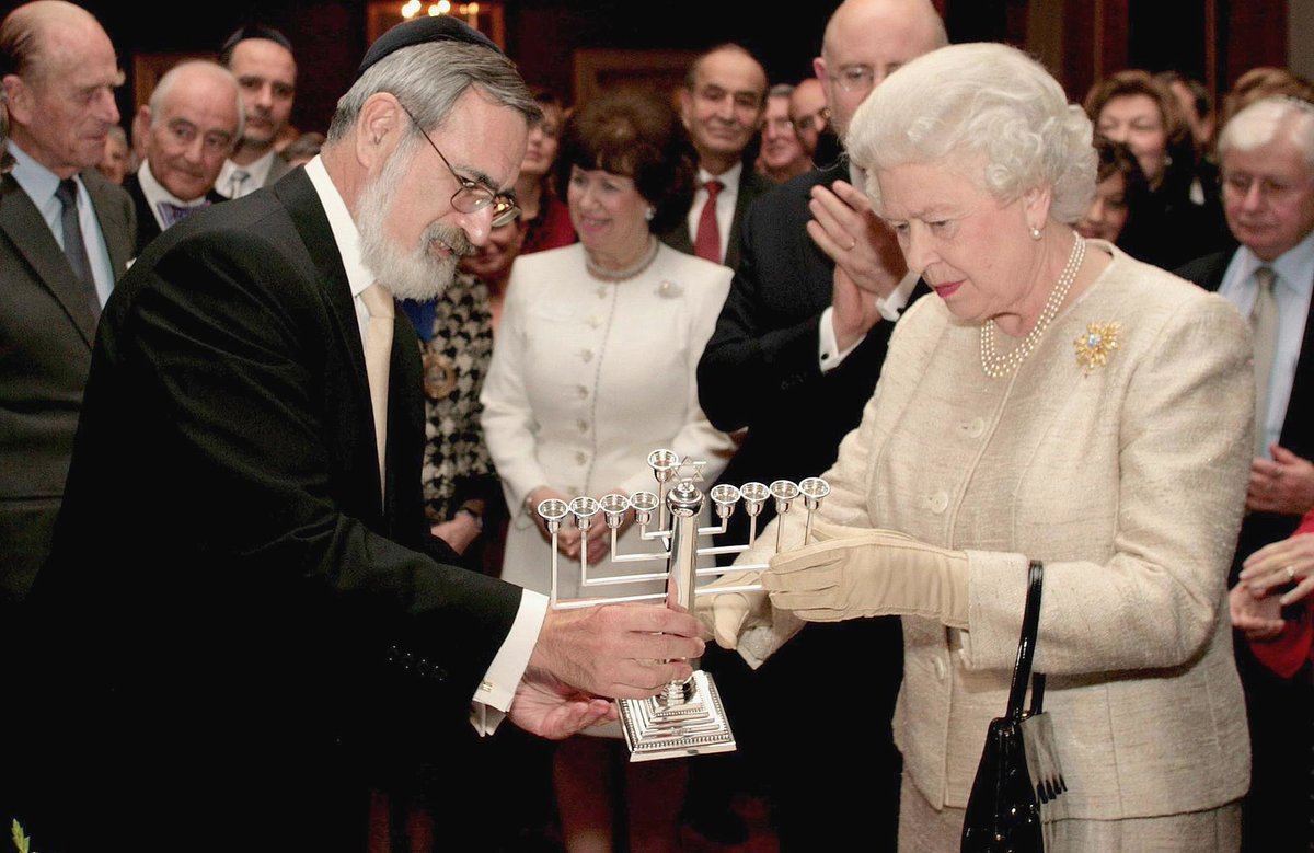famousandfrum's tweet photo. The end of an era 👑

#famousandfrum @rabbisacks zt"l with Queen Elizabeth II https://t.co/CVOzejKqb7