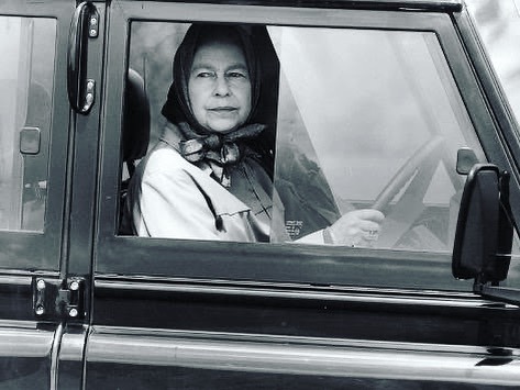 9connexionltd's tweet photo. 🙏🥺

#queenelizabeth #britishroyalfamily #britishmonarchy #landrover #defender https://t.co/AcPGSp40ev