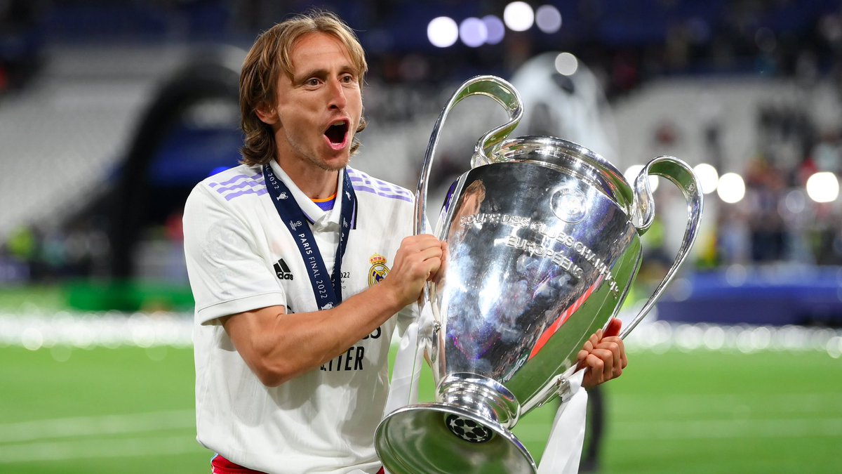 RMadridFrance_'s tweet photo. Joyeux anniversaire au Ballon d’Or, à l’un des meilleurs milieux de terrain de l’histoire du football, Luka Modric qui fête aujourd’hui ses 37ans !🥳🤍 https://t.co/0tT0TDB2Uc