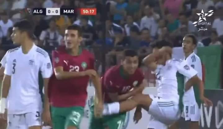 FakhrYoussef1's tweet photo. ونهار تجيو للمغرب ايديوكم لاحسن فندق وتلعبوا كأنكم ماشي فبلادكم أكثر من داكشي سياسة دامت لأكثر من سبعين عام بدون تغيير طلع لينا هاذشي فكرنا https://t.co/Mw4IXLUnse