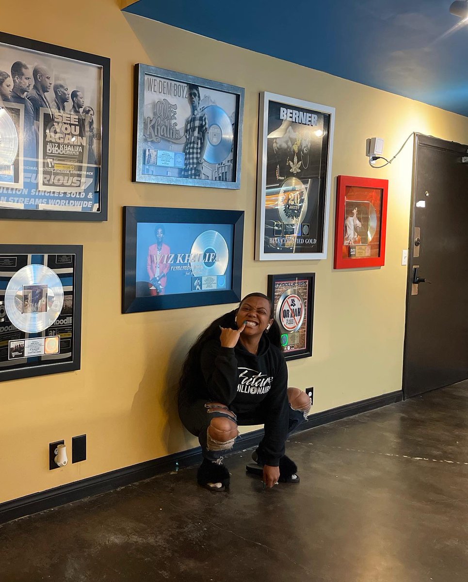 paris_shenae's tweet photo. Mama!!!! Just hold on Iβm getting closer I promiseβ€οΈππ½π£ππβ¨π«ΆπΎ i havenβt left the studio in weeks no capπ§’ π
ππ½ God really be looking out!!!
.
.
.
#DriftWithMe πΈ far far far away cuzzzz chile, earth gets cray ππ
.
.
#AudioEngineer #Producer #AlienLanded https://t.co/K9h6Oi2BoW