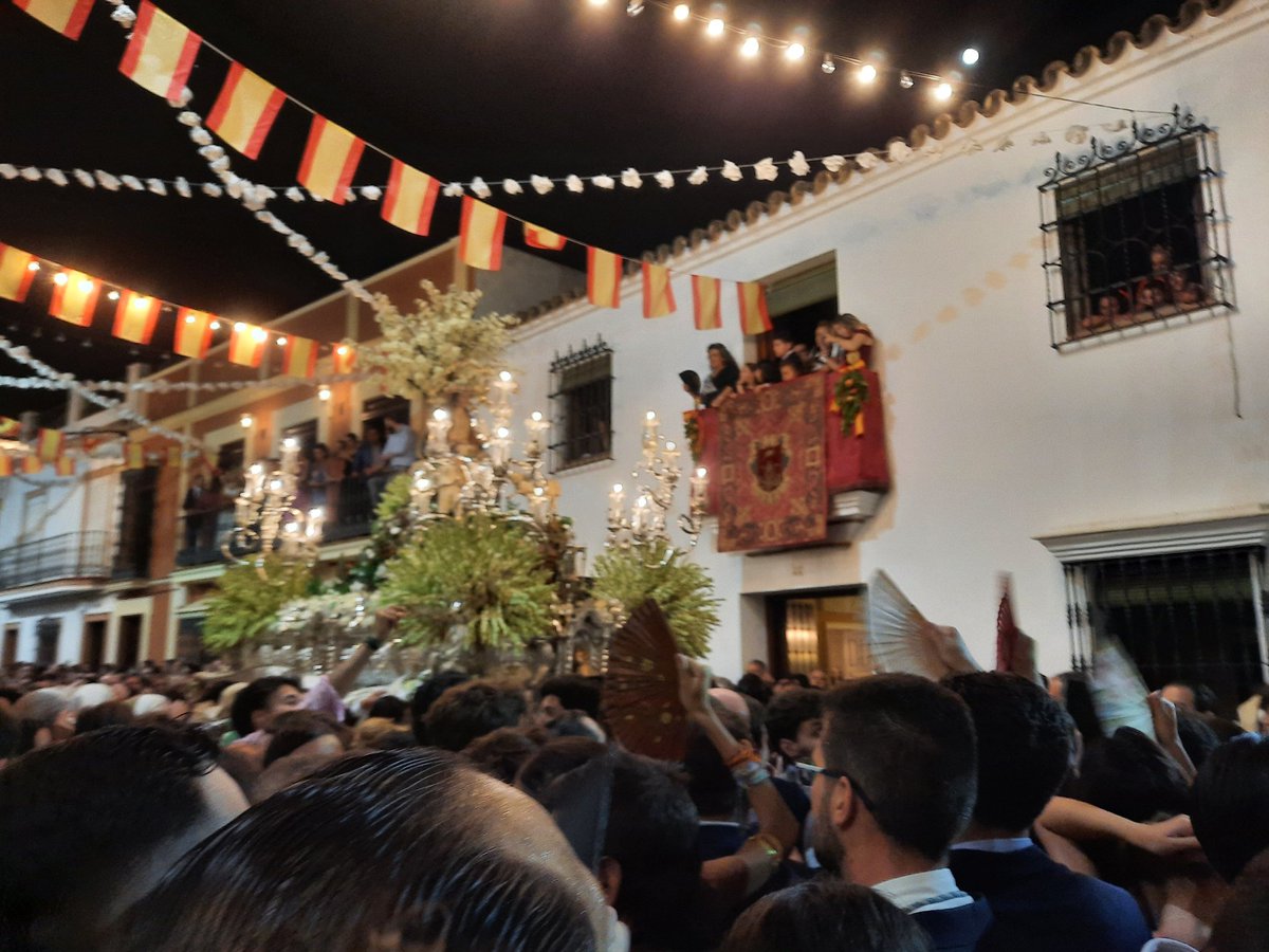 juventudpastora's tweet photo. La Divina Pastora recorre los últimos metros de la calle Castelar buscando la calle Martín Rey.
#PastoraCantillana22 https://t.co/sidH49BRTY