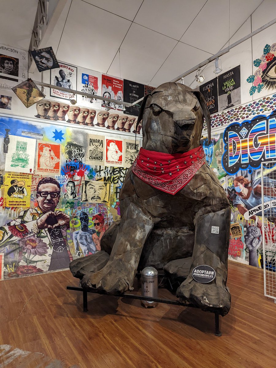 Ya estamos en el Museo del Estallido Social en Santiago de Chile, en unos minutos presentamos el libro de Álvaro García Linera "Qué es una revolución" 🇧🇴🇨🇱