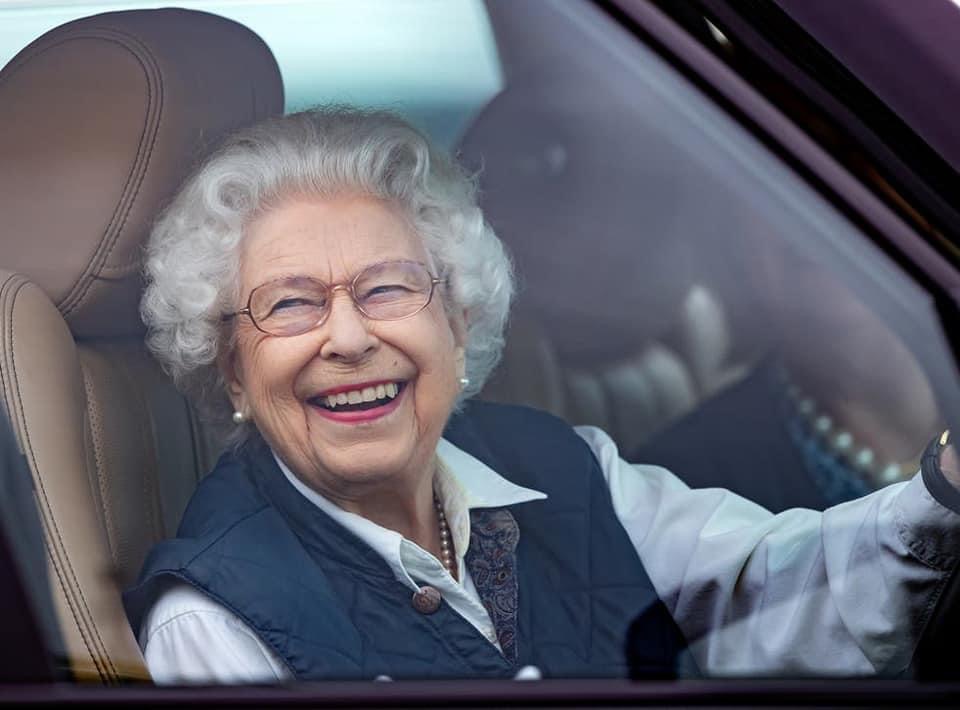 AidanRJ's tweet photo. Remembering Queen Elizabeth II - an incredible woman and Monarch who has left behind a fantastic legacy. To commemorate her sad passing, some great pics of her at the wheel. She loved her cars (especially her old Land Rover Defender!) and loved driving. Rest In Peace Ma'am ❤️ https://t.co/BJvmKwjmMB