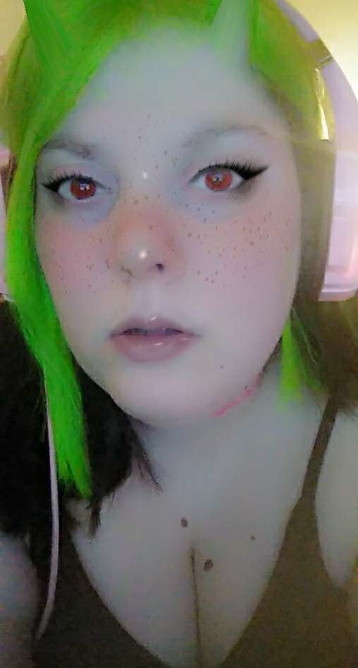 xrei04's tweet photo. I have green bangs now 💚 also i love these shoes :') new pictures coming soon. https://t.co/6BHr8K3B4W