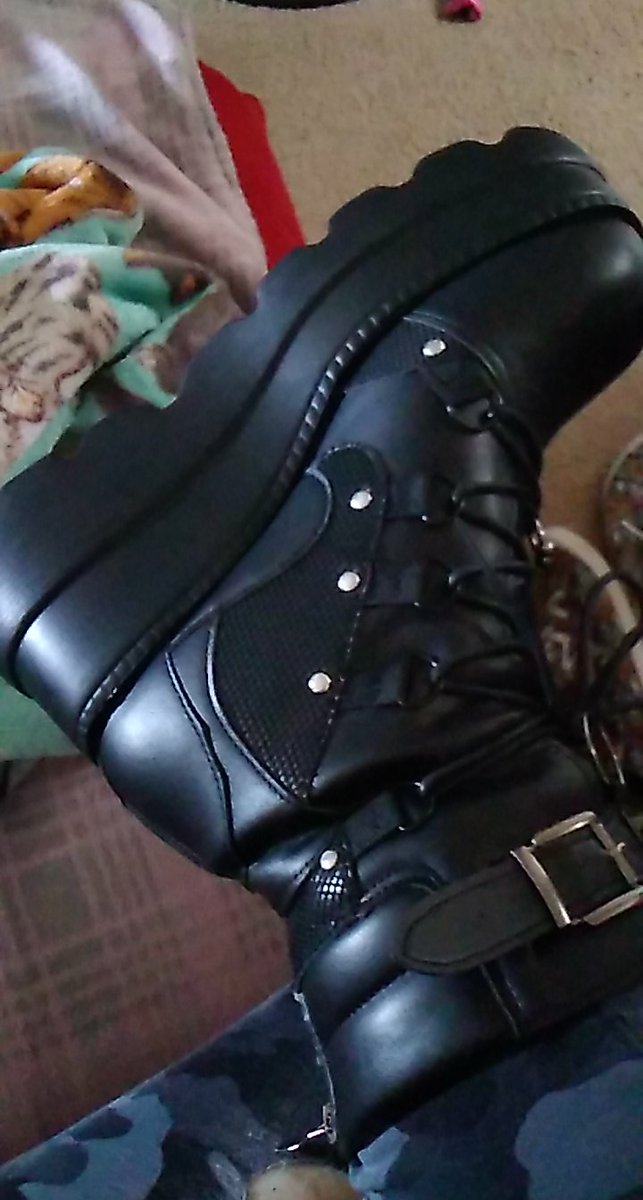 xrei04's tweet photo. I have green bangs now 💚 also i love these shoes :') new pictures coming soon. https://t.co/6BHr8K3B4W