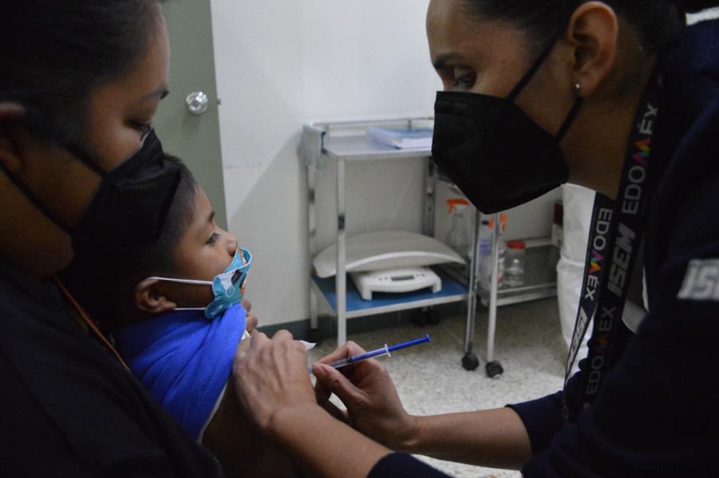 SaludEdomex's tweet photo. 📰 #ComunicadoSalud | LLAMA SALUD EDOMEX A APLICAR A NIÑEZ VACUNA HEXAVALENTE.

✅Cuenta con biológico en los mil 221 Centros de Salud ubicados en el Estado de México.

📌 Más detalles 👉 https://t.co/xq9Ykp0tde https://t.co/pEczwa0qtL