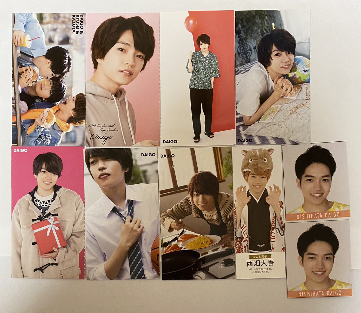 UtM5h's tweet photo. @007280__ はじめまして、ご連絡有難うございます。
伊藤くんお譲り先決まってしまいました。
申し訳ごさいません。
西畑くん厚紙でしたらこちらございますが、お求めの物はございますでしょうか？
ご検討の程宜しくお願い致します。 https://t.co/O3y9cgjXGx