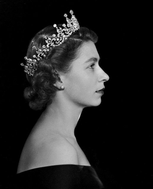 Artist2Point0's tweet photo. Thank you Your Majesty #QueenElizabethII for your 70 years of exemplary service. Your passing is deeply felt throughout the country, the realms, and the whole world. You will be greatly missed. Rest in peace Ma'am. #RIPQueen #RIPQueenElizabeth #RIPQueenElizabethII #QueenElizabeth https://t.co/islg4Niaal