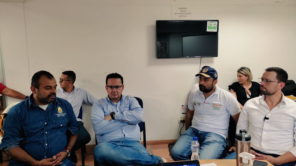 jdavidarangog's tweet photo. #AEstaHora se lleva a cabo un PMU en #Supía, liderado por el Gobernador de Caldas, @LuisCarlosGober, donde se hace un balance de los trabajos que se han hecho hasta el momento y los que se van a ejecutar a futuro a raíz de la emergencia ocurrida en los últimos días. https://t.co/My7YqccVUJ