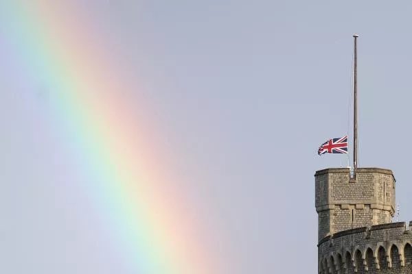 centaur2911's tweet photo. ‘Thank you Ma’am, for everything’. Even in your transition, you seemed to reassure the country, the realm and the commonwealth that you are never going to stop serving and that in every of our storms, we would always find you as a rainbow waiting. https://t.co/lsbM8kQCcY