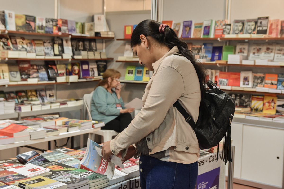 ptpsantafe's tweet photo. 📣 Arrancó la Feria Internacional del Libro - Rosario 2022 !!! 📚🤩📖

Te esperamos en la Libreria Raices-Catari 3er piso n°50

📍Centro Cultural Roberto Fontanarrosa (San Martin 1080)

⏰ Del 8 al 18 de septiembre https://t.co/IyCHMQyE5L