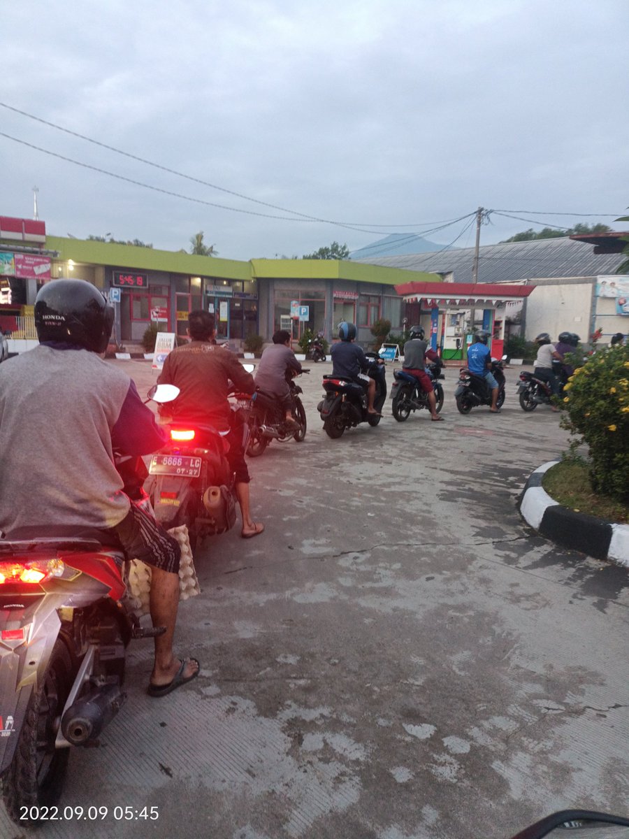 Setelah BBM naik, pasti setiap pom bensin di Cirebon ngantri panjang terus setiap harinya. Tolong diatasi ya biar masyarakat tidak mengantri terlalu panjang dan tolong diurai. <a href="/jokowi/">Joko Widodo</a> <a href="/ridwankamil/">Ridwan Kamil</a> <a href="/pertamina/">PERTAMINA</a>