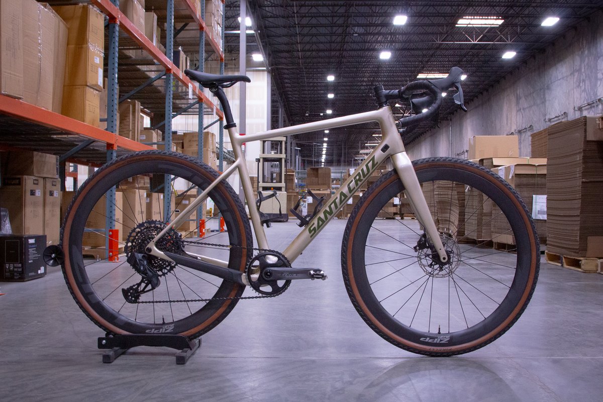 CompCyclist's tweet image. There are more than two ways to build a @santacruzbikes Stigmata, but here&apos;s how two of our mechanics chose to build theirs. Which bike would you pick?

#bikeoftheweek #santacruzstigmata #santacruz #stigmata #gravelbike #gravelbiking #adventurebike #competitivecyclist